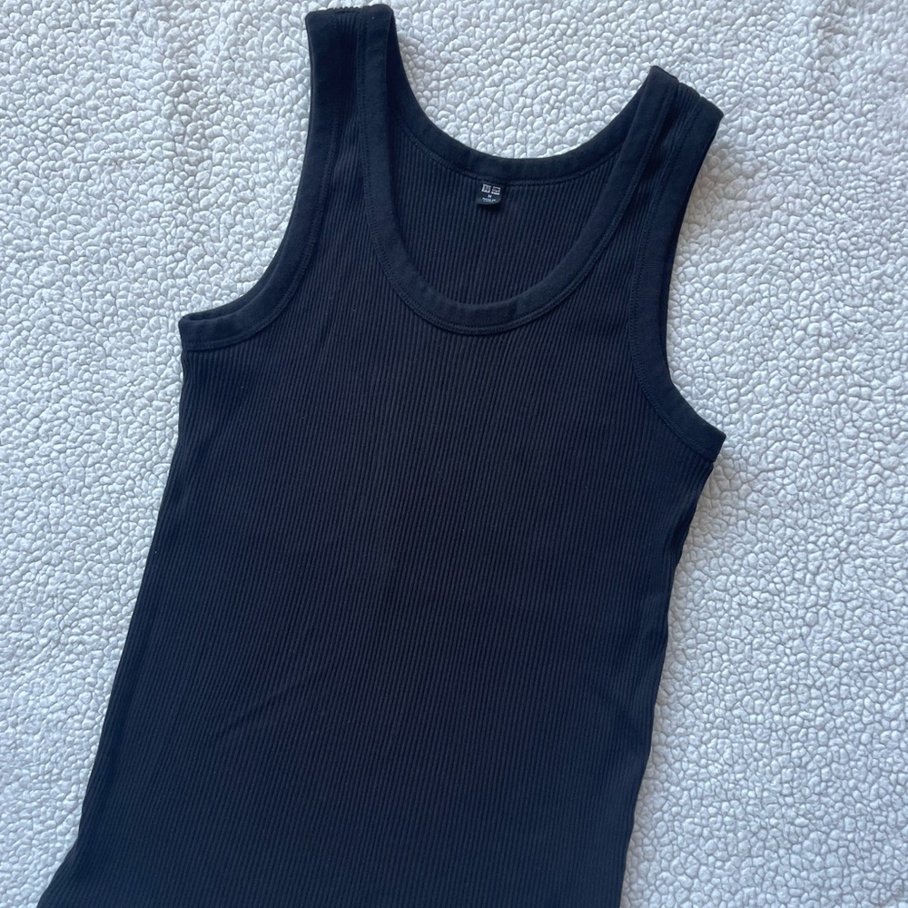 Ribbed knit Uniqlo tank in size M- Black
